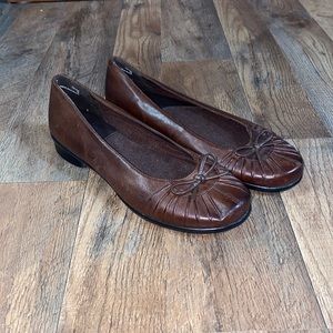 Clarks Brown Bow Flats Size 8.5